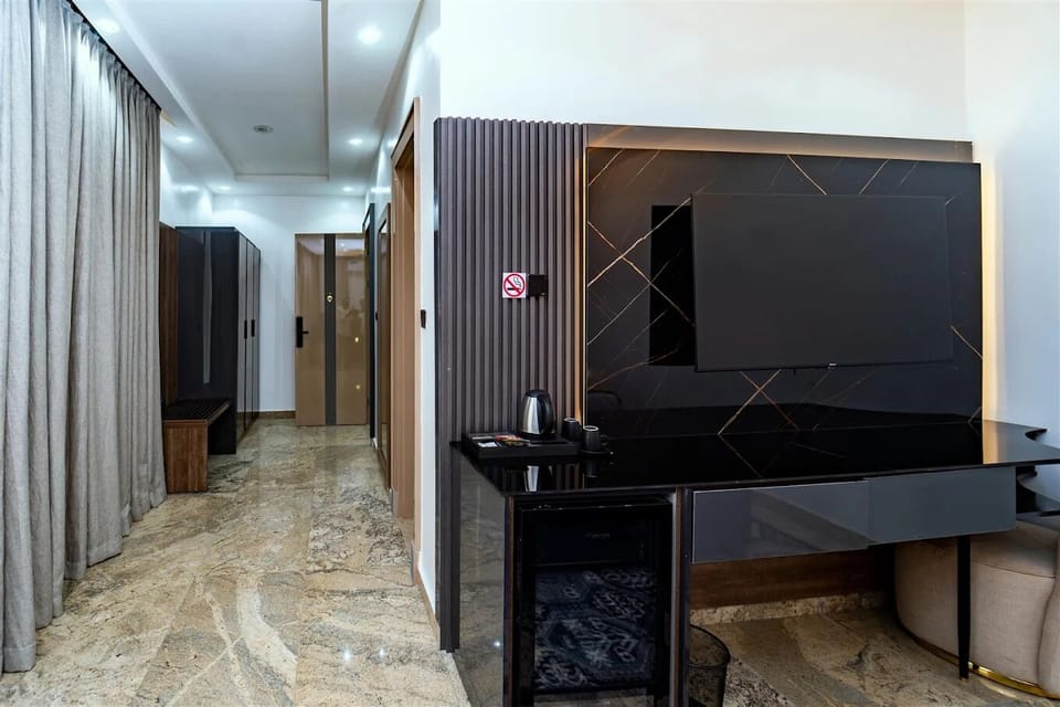 Superior Room, Balcony, City View | Interior