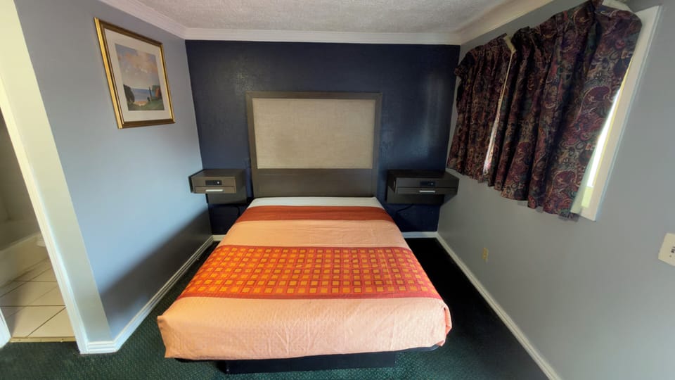 Basic Single Room | Laptop workspace, free WiFi