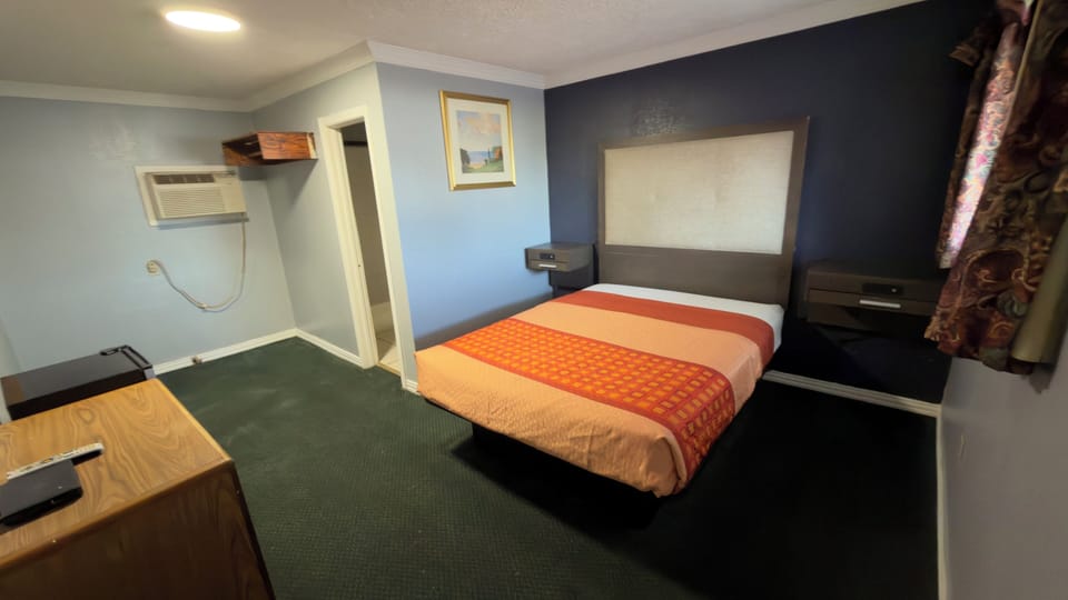 Basic Single Room | Laptop workspace, free WiFi