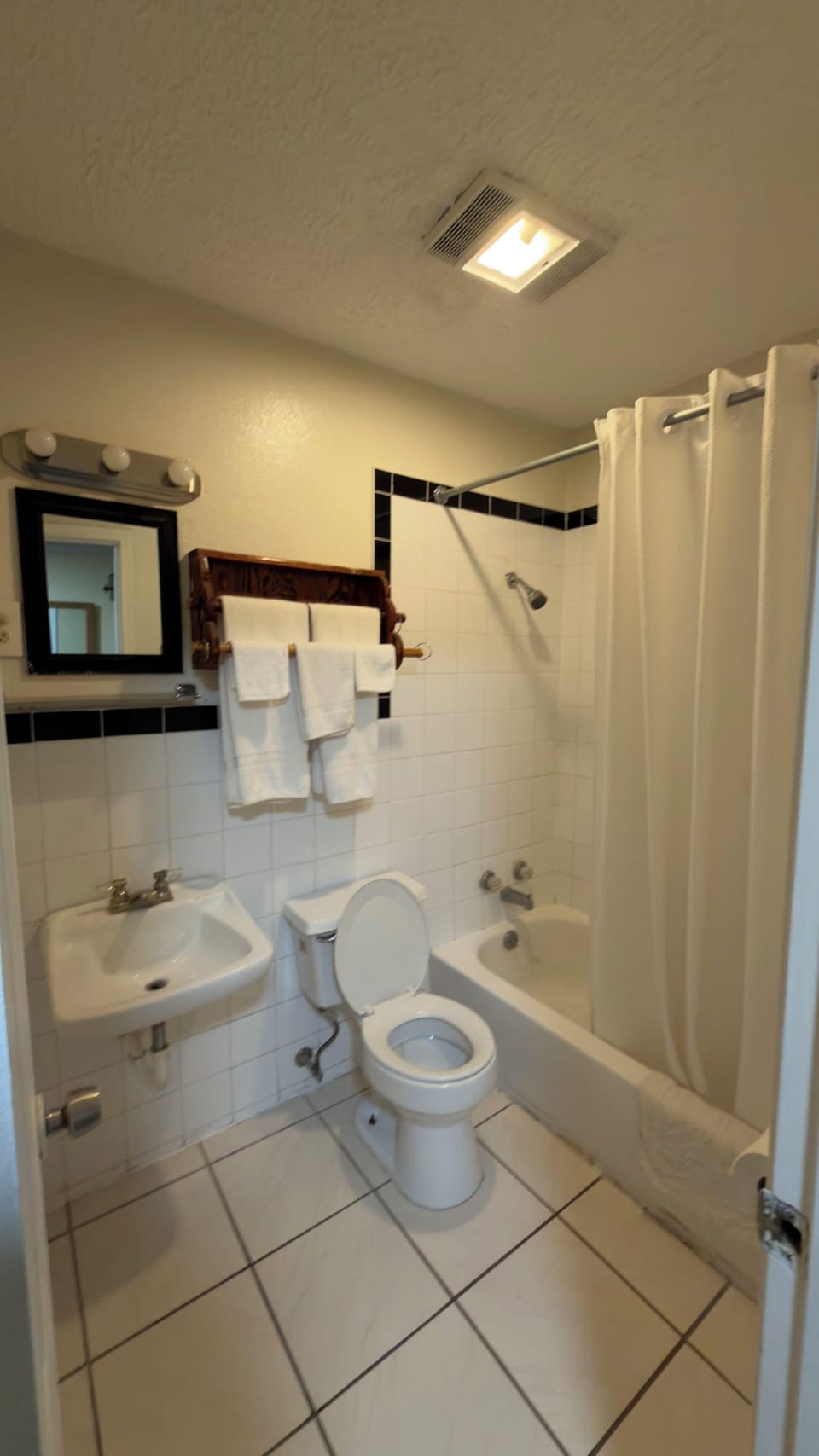 Basic Single Room | Bathroom | Free toiletries, towels, soap, shampoo