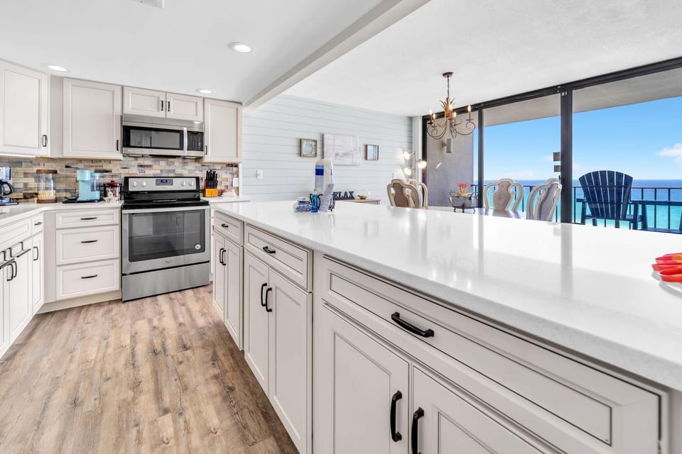 Condo, Multiple Beds (Edgewater Tower 1-1011) | Private kitchen