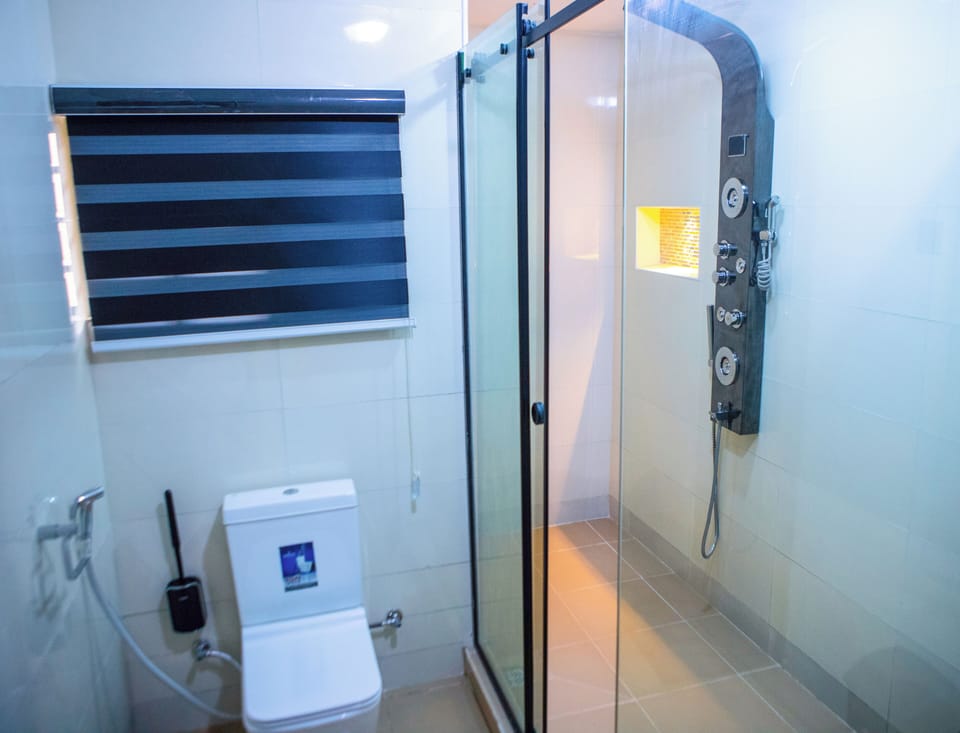 Superior Single Room | Bathroom | Shower, hair dryer (on request), slippers, towels