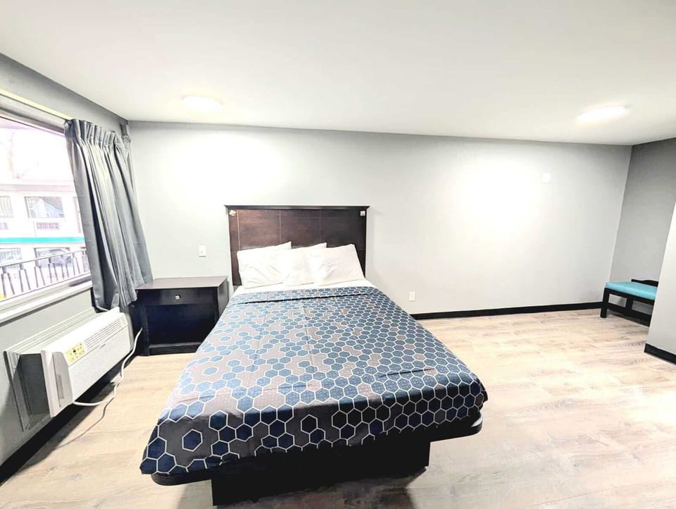 Room, 1 Queen Bed, Non Smoking | Desk, free WiFi