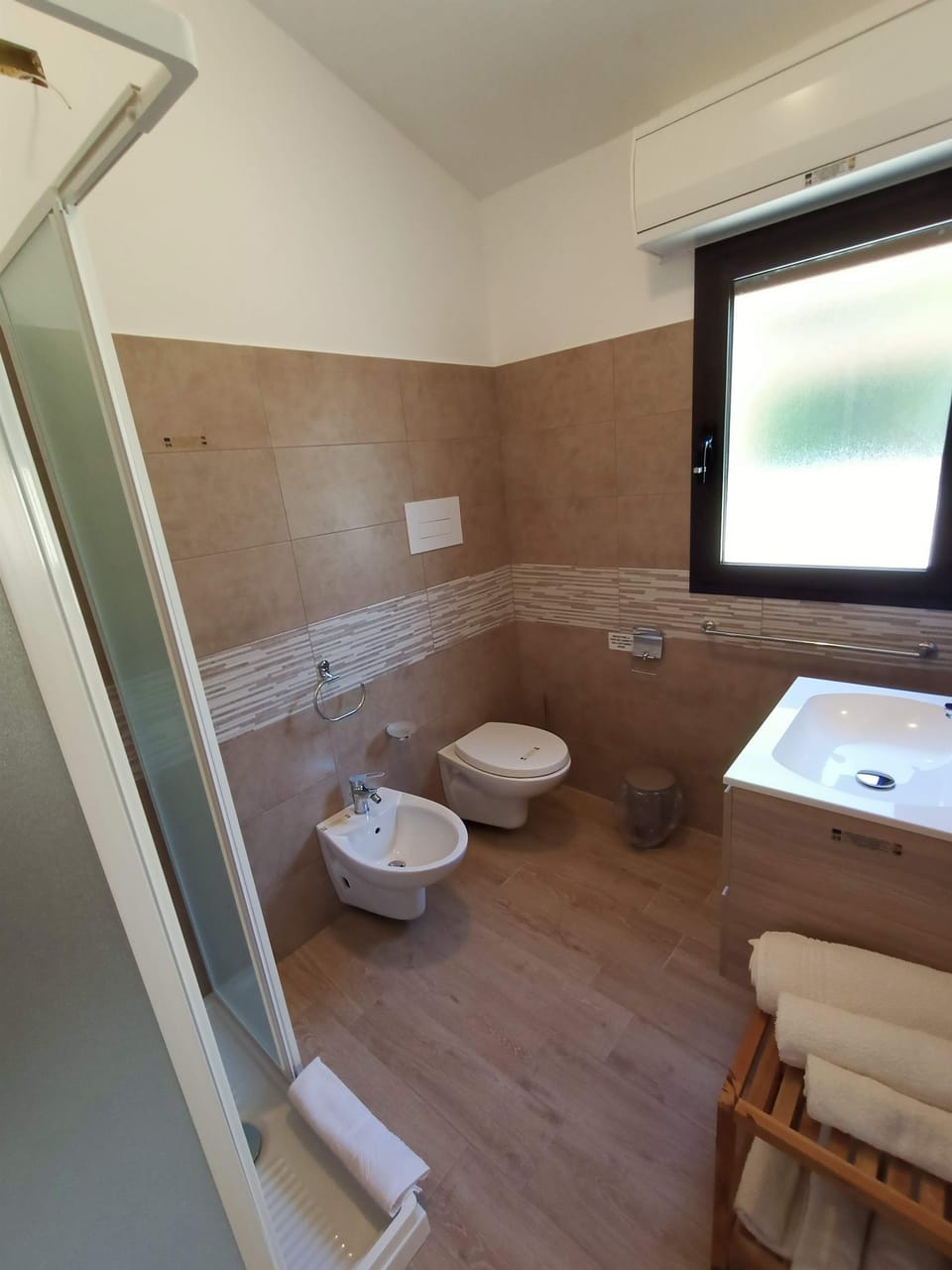 Luxury Room, 1 Queen Bed with Sofa bed, Sea View | Bathroom | Shower, hair dryer, bidet, towels