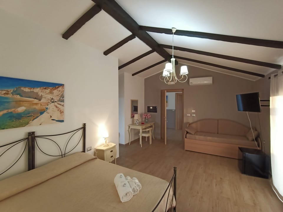 Luxury Room, 1 Queen Bed with Sofa bed, Sea View | Minibar, desk, bed sheets