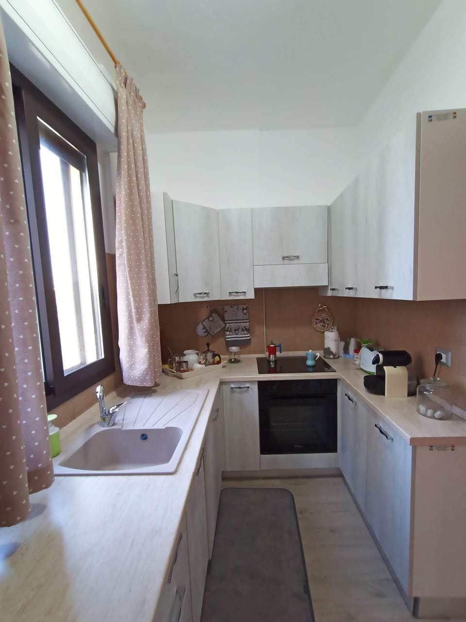 Microwave, coffee/tea maker, electric kettle