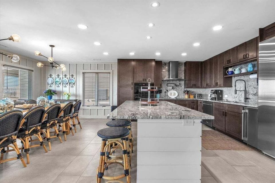 Kitchen & Dining Area