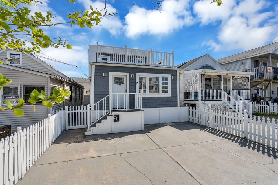 Charming coastal cottage with rooftop deck and off-street parking