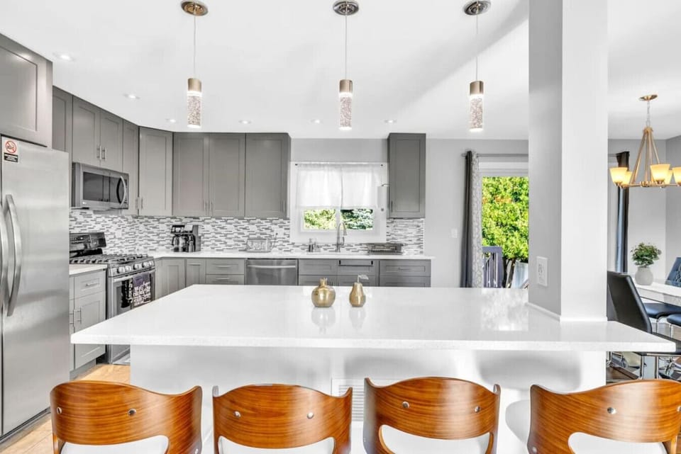 Convenient open space for cooking and enjoying meals