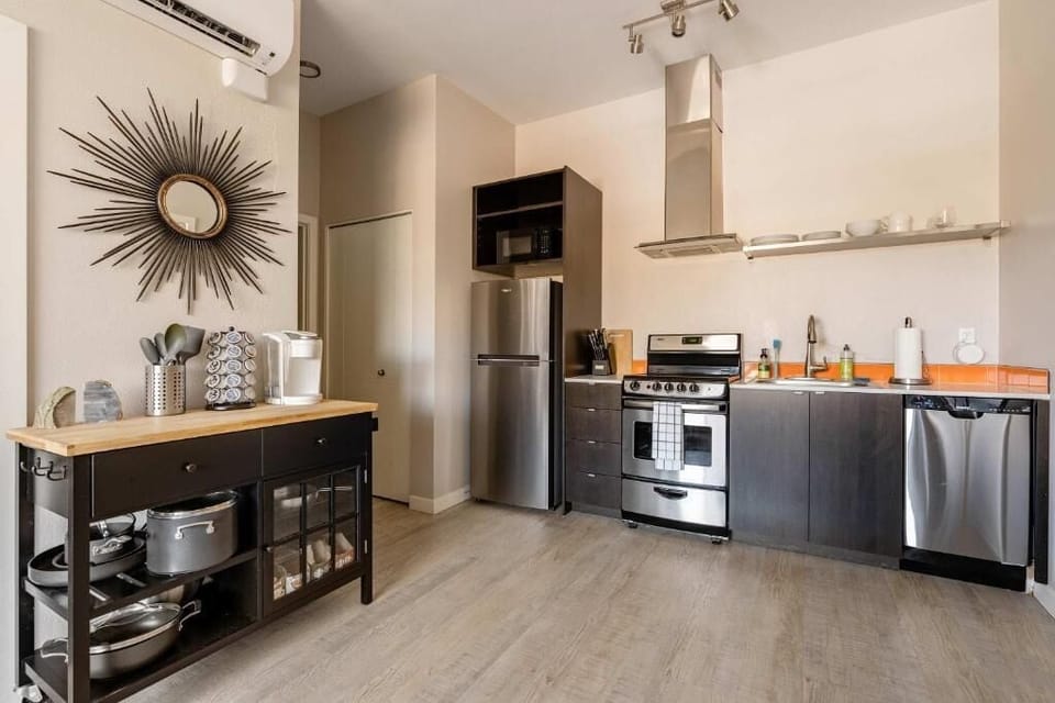 Basic Apartment | Private kitchen | Oven, stovetop, cookware/dishes/utensils