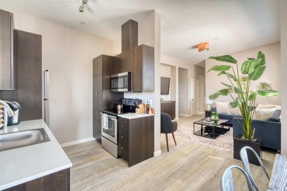 Penthouse | Private kitchen | Oven, stovetop, cookware/dishes/utensils