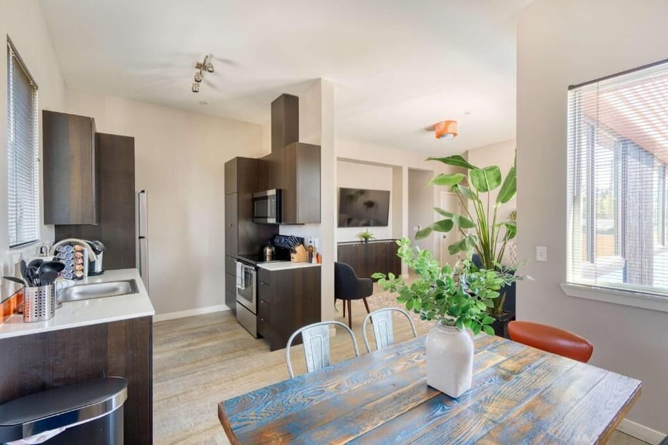 Penthouse | Private kitchen | Oven, stovetop, cookware/dishes/utensils