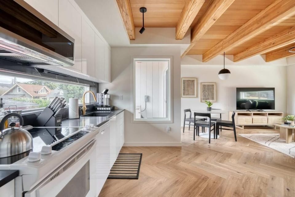 Deluxe Townhome | Private kitchen | Cookware/dishes/utensils