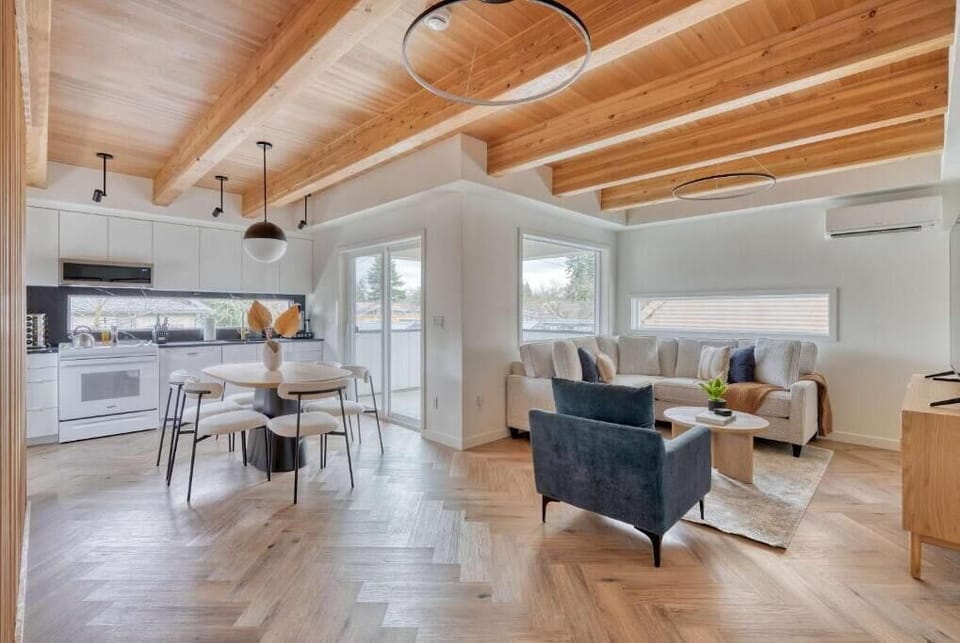 Deluxe Townhome | Living area