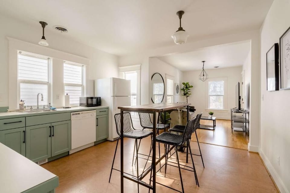 Basic Apartment | Private kitchen | Cookware/dishes/utensils