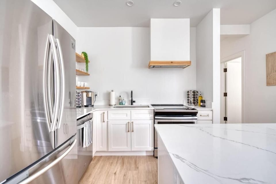 Family Apartment | Private kitchen | Fridge, microwave, dishwasher, cookware/dishes/utensils