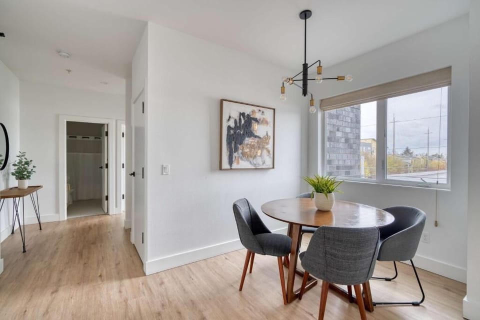 Basic Apartment | Dining