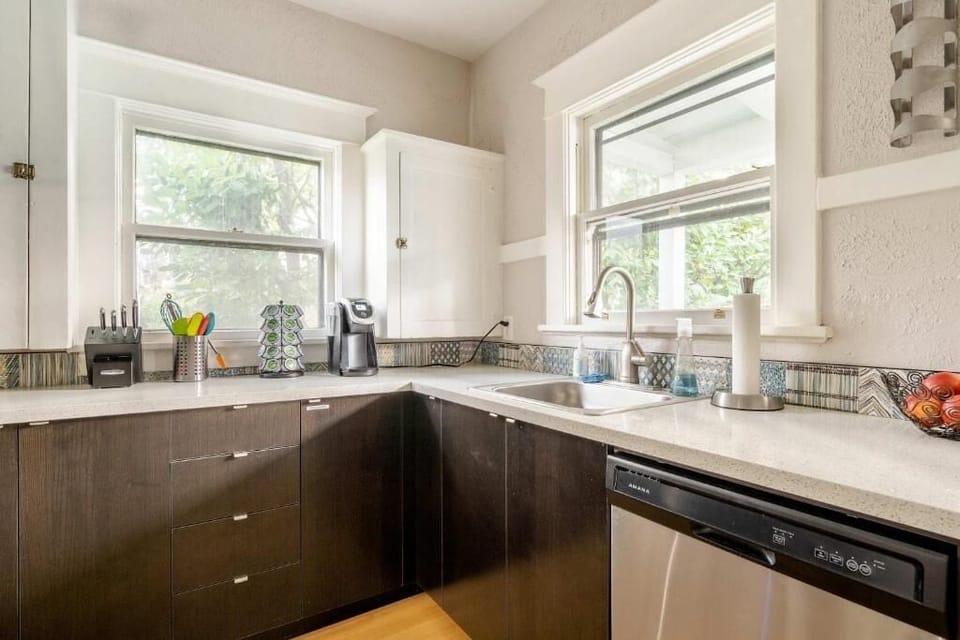 Basic Apartment | Private kitchen | Fridge, cookware/dishes/utensils