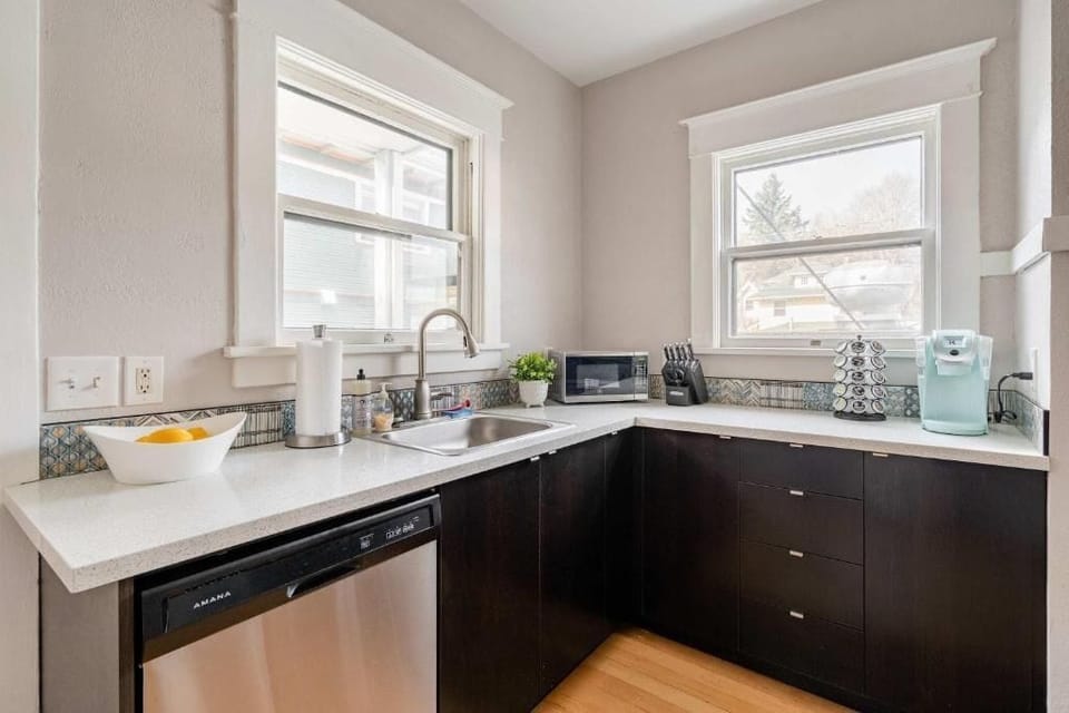 Basic Apartment | Private kitchen | Fridge, cookware/dishes/utensils