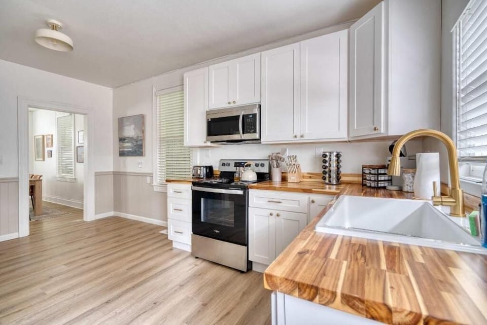 Apartment | Private kitchen | Fridge, cookware/dishes/utensils
