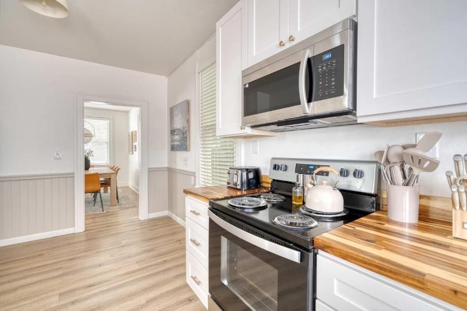 Apartment | Private kitchen | Fridge, cookware/dishes/utensils