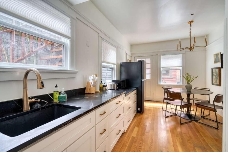 Comfort Apartment | Private kitchen | Fridge, cookware/dishes/utensils