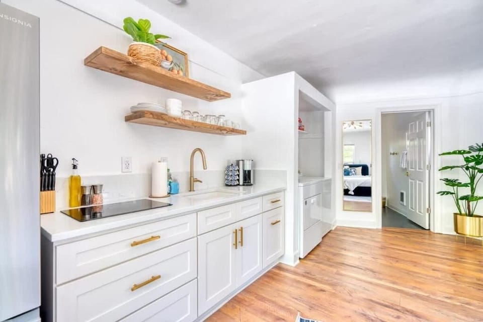 Classic Studio | Private kitchen | Fridge, cookware/dishes/utensils