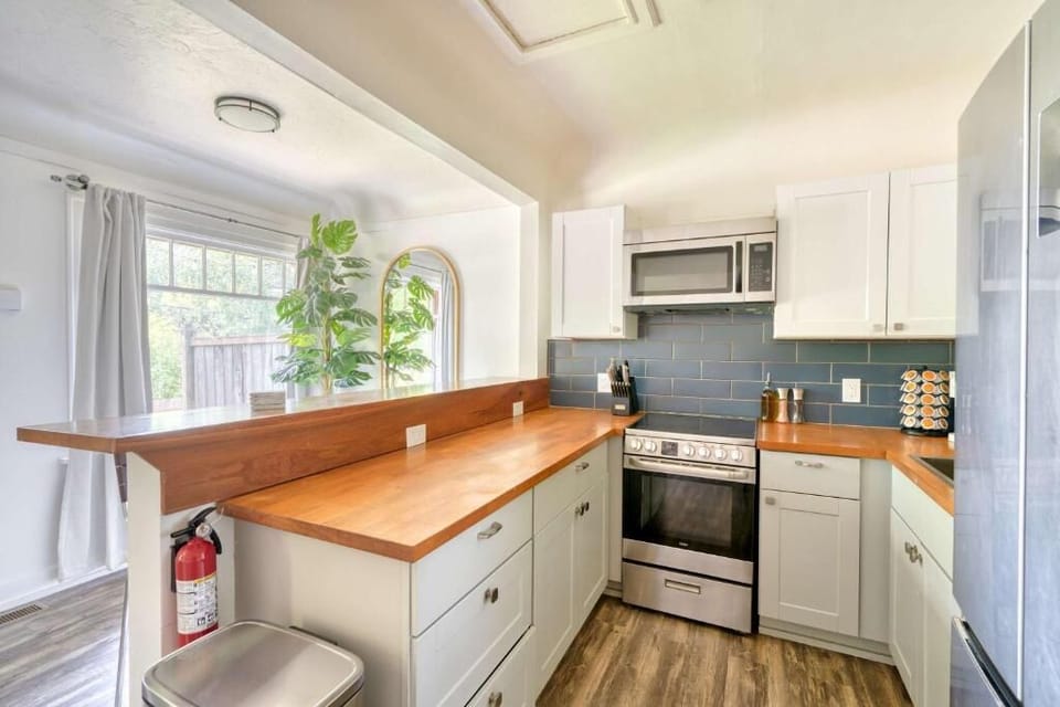 Deluxe Studio | Private kitchen | Fridge, cookware/dishes/utensils