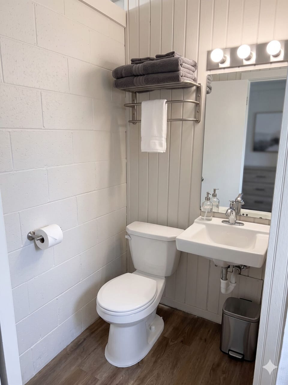 Private en-suite bathroom with pedestal sink