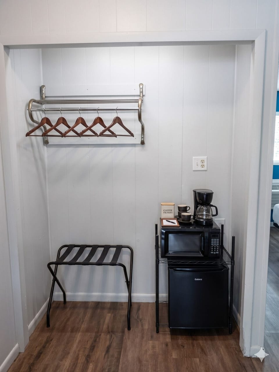 The Naturalist`s Cabin — in-room coffee bar with microwave and a wooden luggage rack