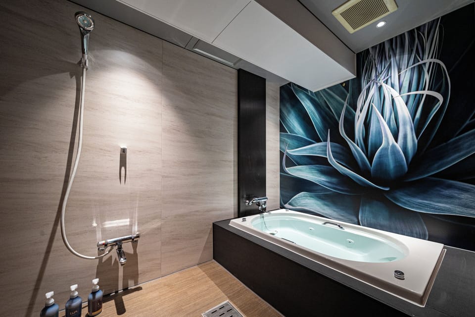 Superior Double Room | Bathroom | Combined shower/tub, free toiletries, hair dryer, bathrobes