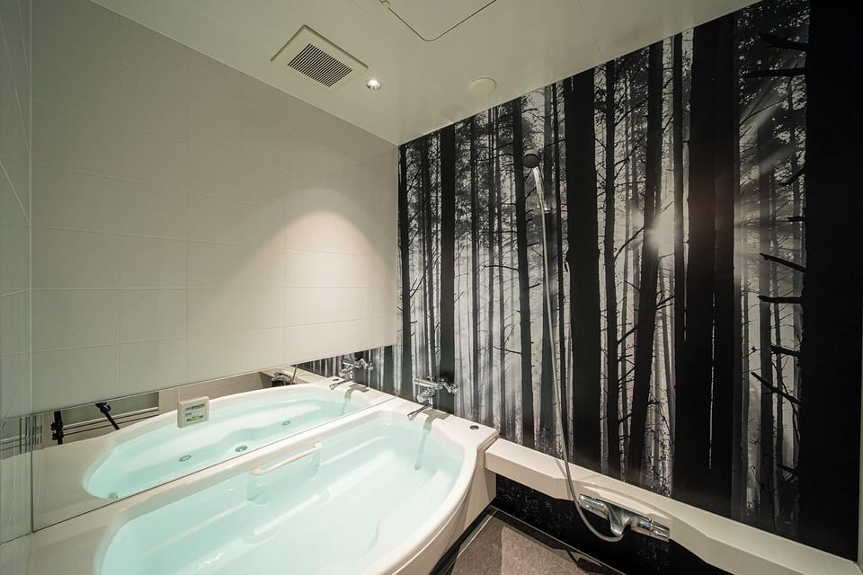Standard Double Room | Bathroom | Combined shower/tub, free toiletries, hair dryer, towels