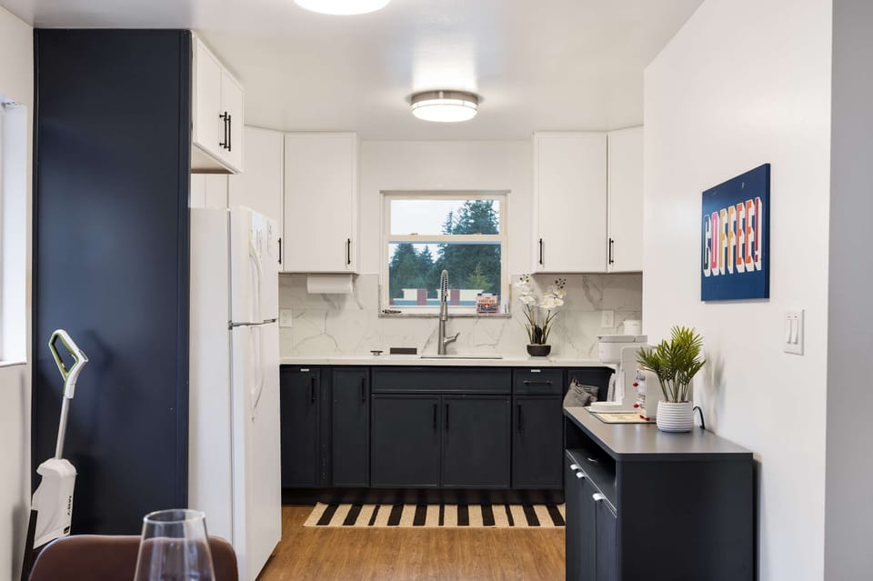 Fully stocked kitchen with modern finishes and everything you need to cook at home.