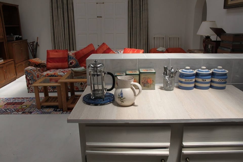 House, 2 Bedrooms, Accessible, Patio | Living room | Books