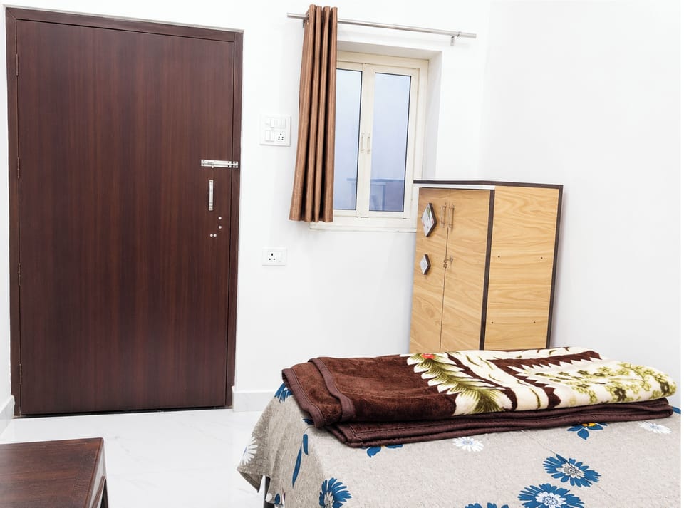Hypo-allergenic bedding, desk, soundproofing, free WiFi