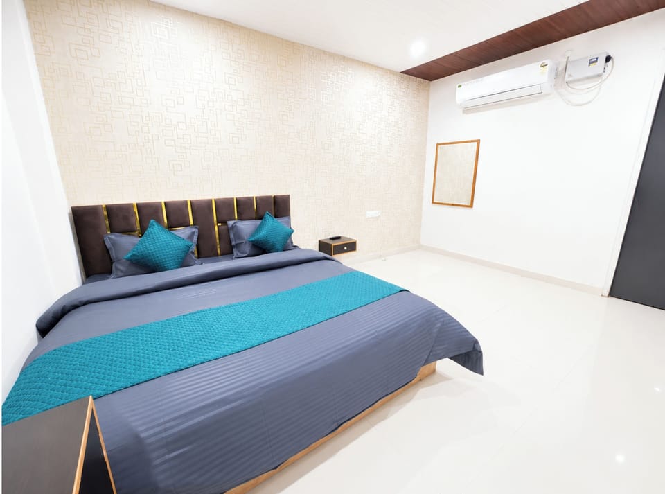 Deluxe Double Room, Air conditioning | Hypo-allergenic bedding, desk, soundproofing, free WiFi