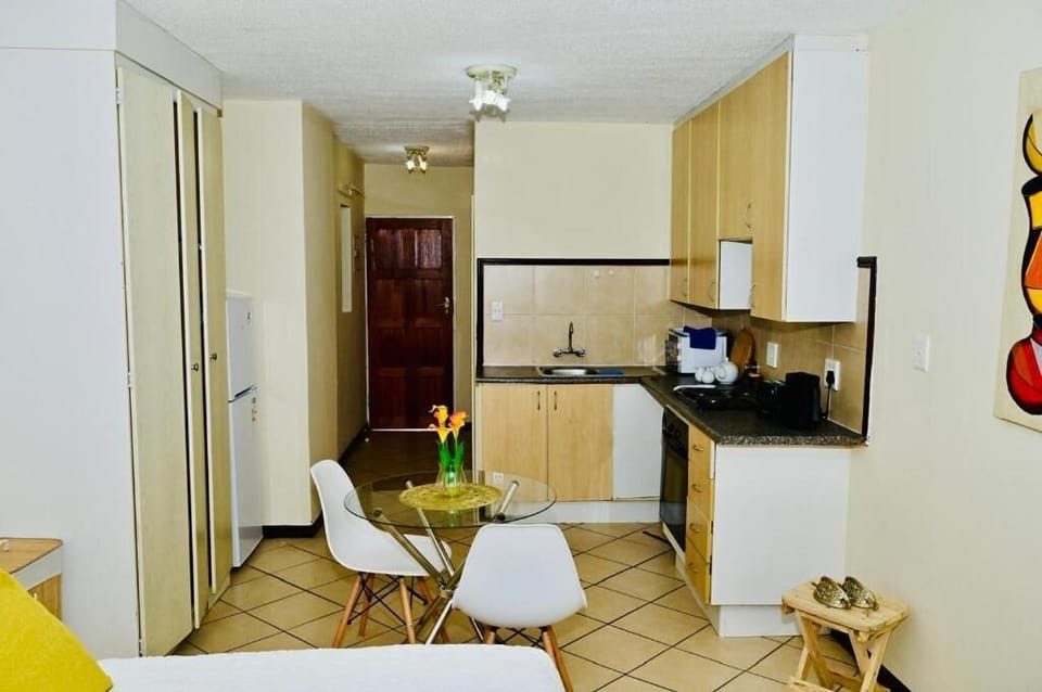 Apartment, 1 Bedroom | Dining room