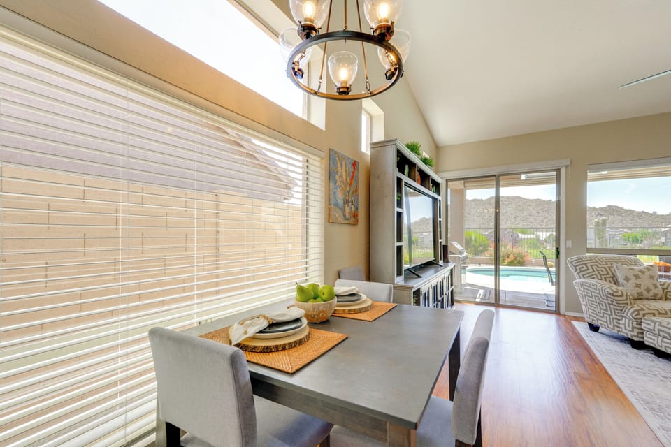Dining Area | Dishware/Flatware Provided