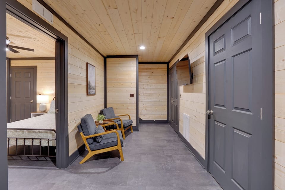 Sitting Area | Smart TV | Lower Level