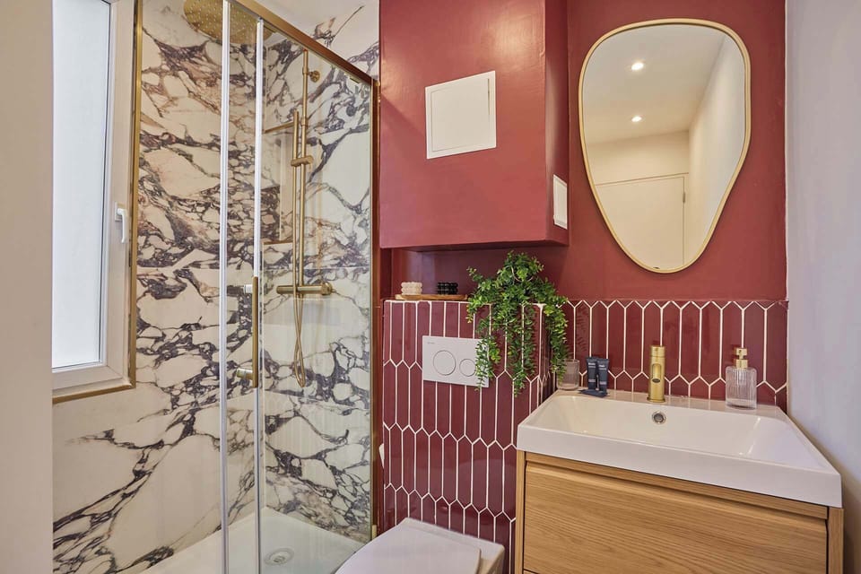 salle de bain avec toilette