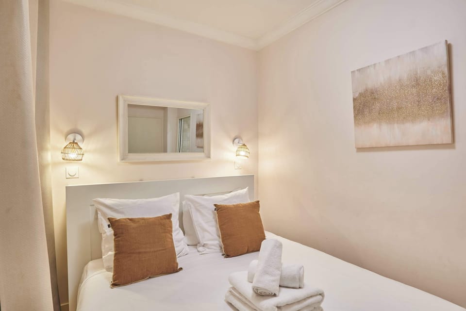 Chambre avec lit queen size et salle de douche attenante