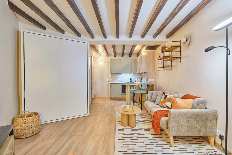salon avec lit dans l'armoire