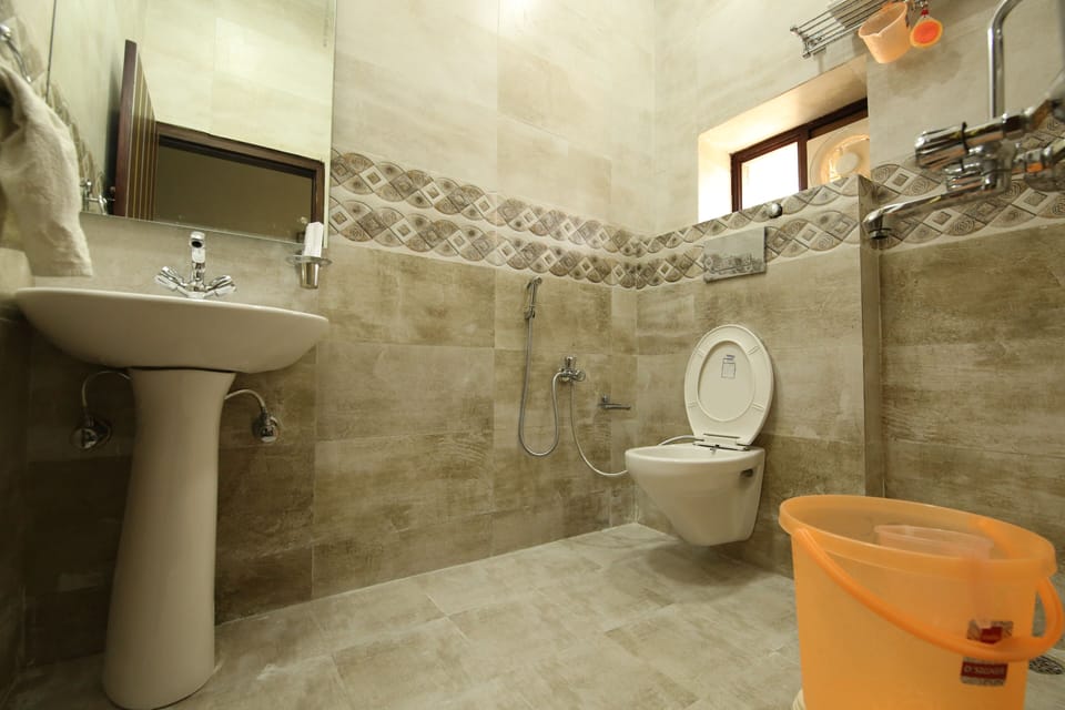 Superior Room | Bathroom | Shower, towels, soap, shampoo