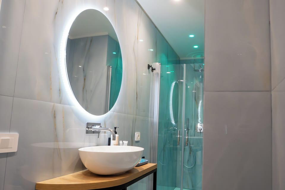 Classic Room, 1 Queen Bed | Bathroom | Shower, rainfall showerhead, hair dryer, slippers