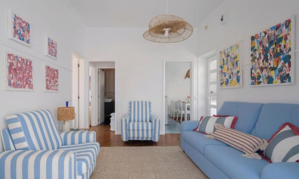 Relaxed coastal living room with blue and white beach décor