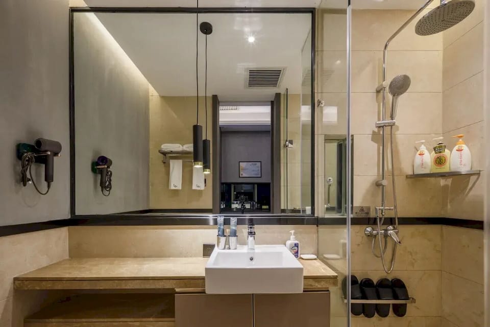 Executive Double Room, City View | Bathroom | Shower, free toiletries, hair dryer, slippers