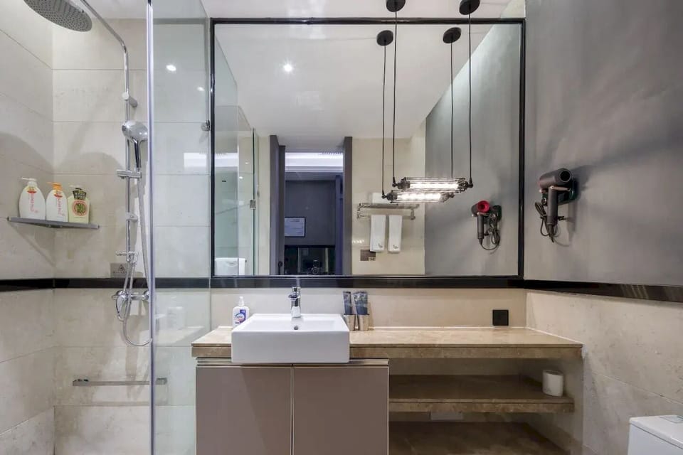Luxury Double Room, City View | Bathroom | Shower, free toiletries, hair dryer, slippers