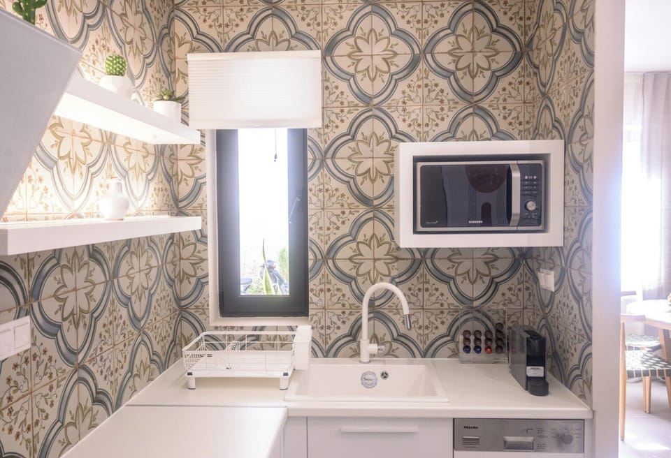 Kitchen, Microwave, Dishwasher 