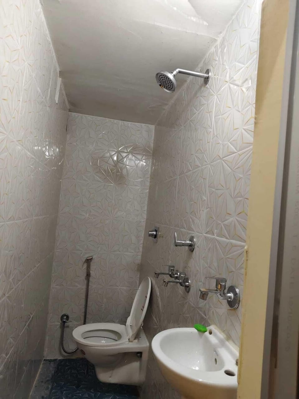 Classic Double Room | Bathroom | Shower, free toiletries, towels, soap
