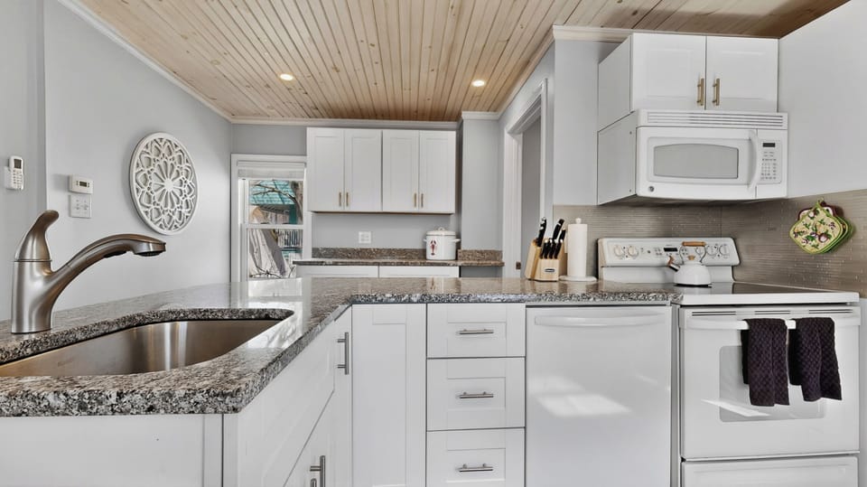 Full kitchen with dishwasher 